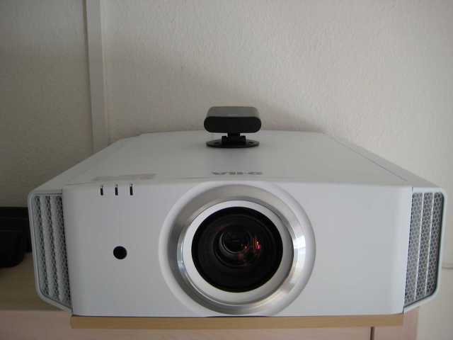 JVC DLA-X30 In Weiss Inklusive XPand 104 3D-Brillen