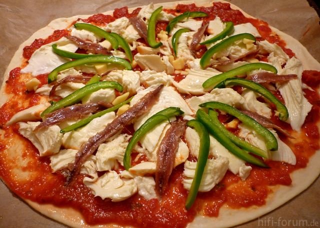 Pizza mit Sardellen - vorher