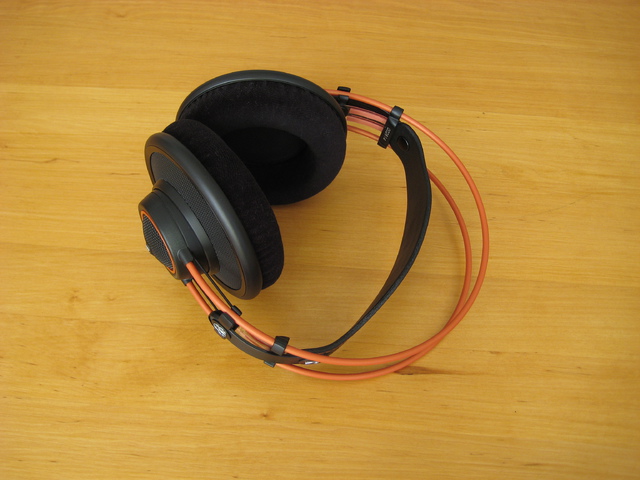 AKG K712