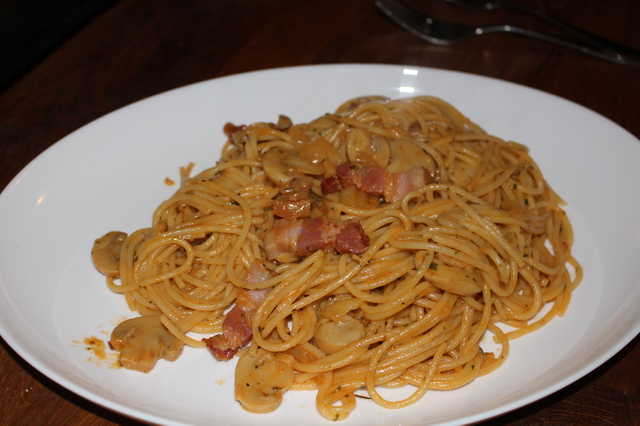 schnelle Spaghetti mit Speck. Champignons, Zwiebeln, Knofel und einem Rahmschen