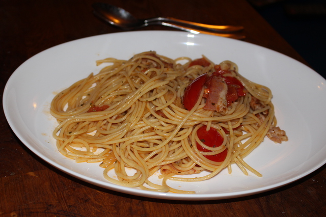 Spaghetti mit Bacon, Zwiebeln, Knofel und Strauchtomaten - scharf gewrzt