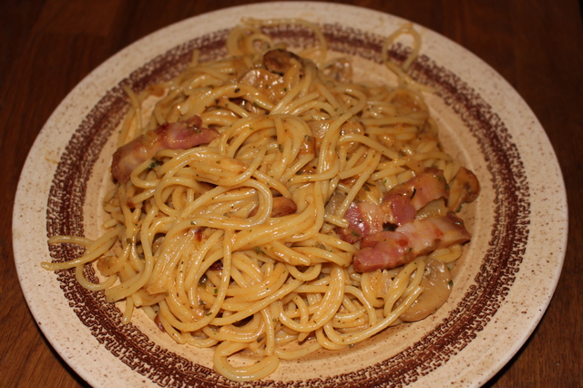 Spaghetti mit Pilen und Speck, Zwiebeln und viel Knofel sowie ordentlich Chillies (geschrotet)