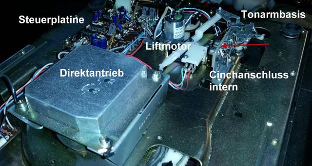 Plattenspieler der National Panasonic SG 6070 von unten, Direktantrieb 