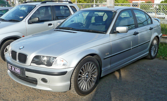 1998 2001 BMW 318i (E46) Sedan 01