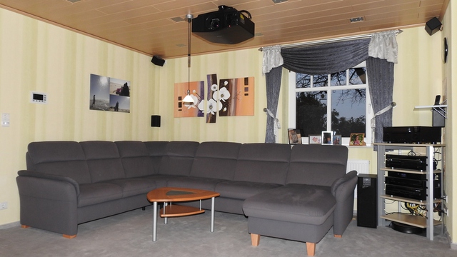 Wohnzimmer Heimkino mit Beamer