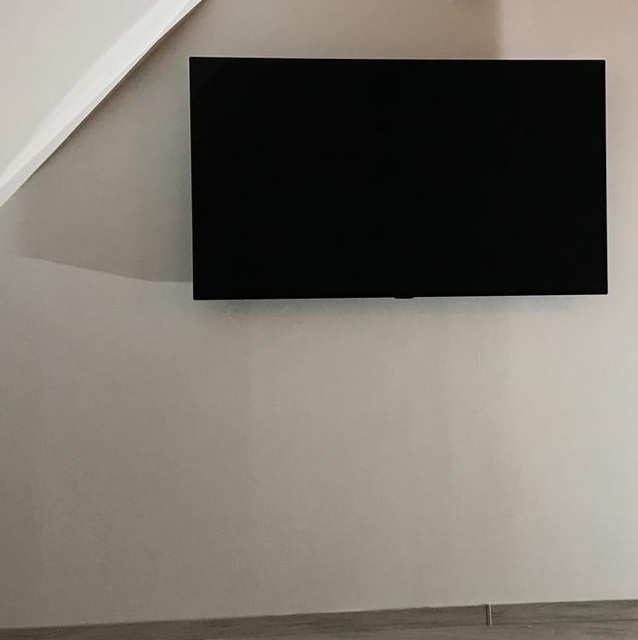 Fernseher an der Wand