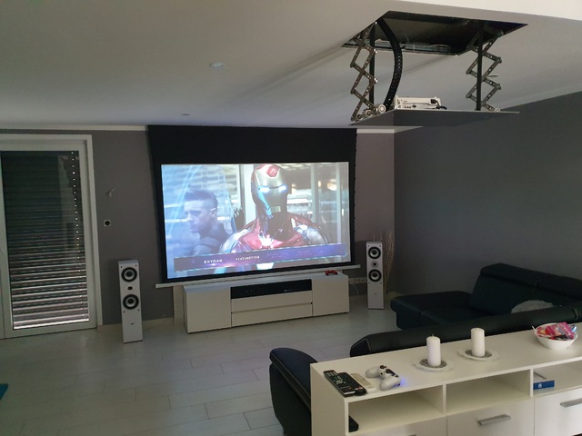 Beamer + Leinwand