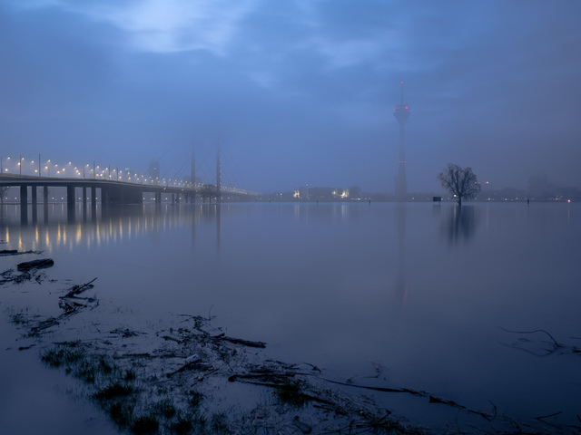 Dsseldorf bei Hochwasser und Nebel