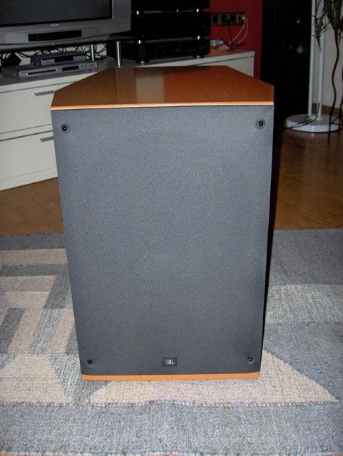 Resized 11 JBL Xti Sub 300