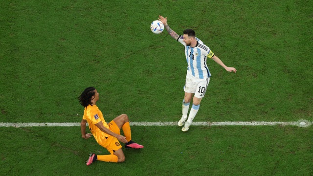 lionel-messi-hand-ball-argentina