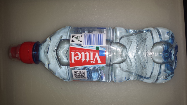 Boden Eine Vittel Wasserflasche Als Abdeckung