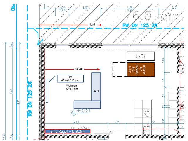 Wohnraum mit Boxen an der Wand