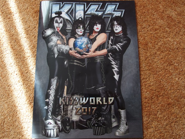 Kiss Tourbook 01