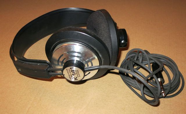 AKG K141