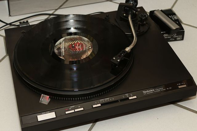 WEGA - Klassische Stereoanlage mit Plexiglas-Haube