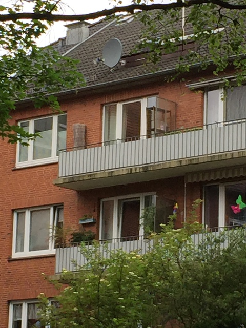 Hausansicht, Direkt Unter Der Schüssel Ist Unser Neuer Balkon