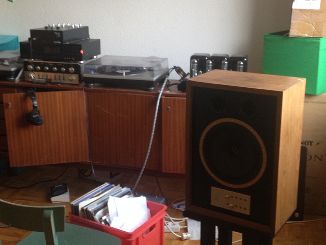 A Tannoy Rechts