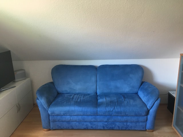 Die Lautsprecher Sollen Neben Dem Sofa Platziert Werden. 