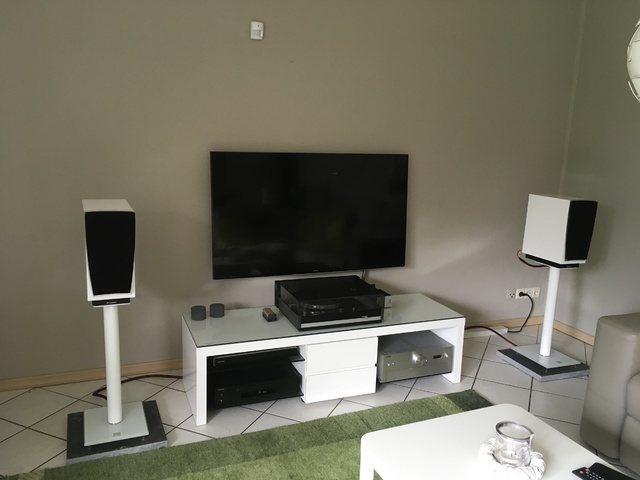 Dynaudio Contour Auf Dali E-600 Stands