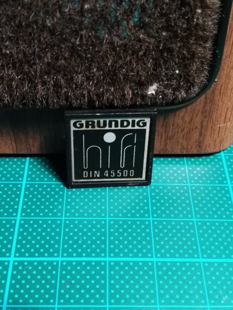 DIN Schild der Grundig Super Hifi Box 850 Professional