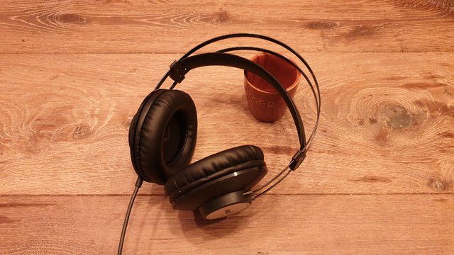 AKG K72