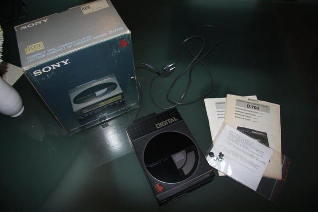 Sony D-700 