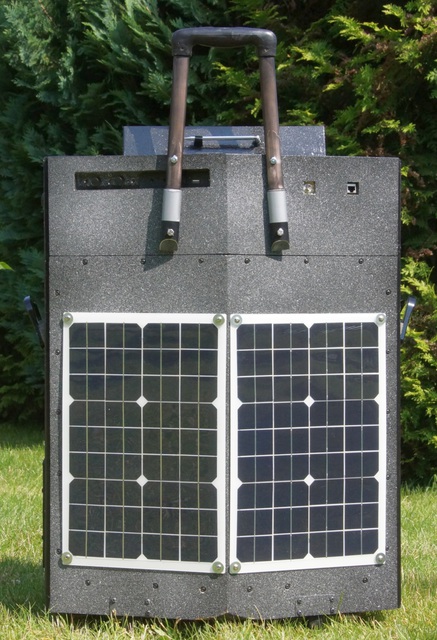 Mit Solarpaneelen