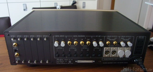 Accuphase DC-300 (Rückseite)