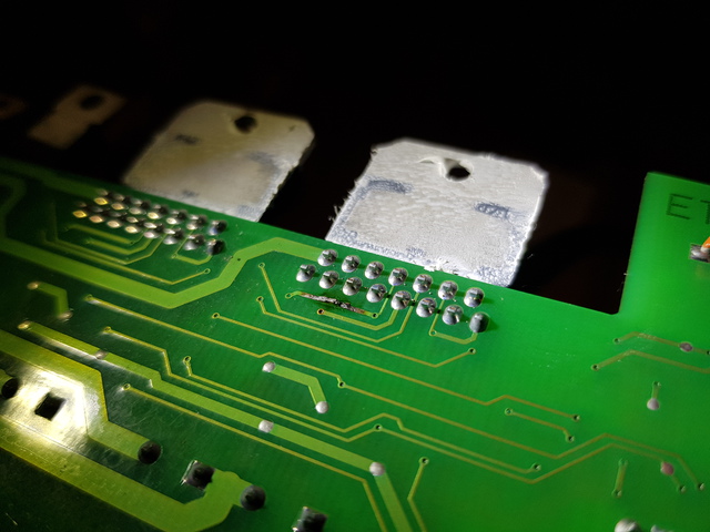 Unterseite Des MOSFETs, Leiterbahn Abgehoben Und Schwarz.