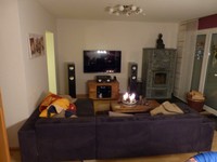 Alte Lautsprecher mit grerem Blick aufs Wohnzimmer