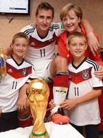 klose-merkel_448x597