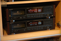 Sony CDP-C910 und CDP-C90ES CD Player jeweils mit Holzseiten