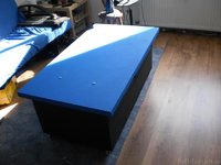 Tischlein mit blauer Wandfarbe noch ohne Klarlack