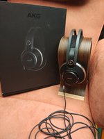 AKG K812