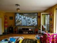 120 Zoll 16:9 CouchScreen Leinwand in Kombination mit einem Epson EH-LS10000 im Wohnzimmermodus
