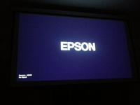 Epson TW6100W Schwarz mit Blaustich