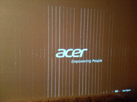 Acer x 1311 wh Beamer zeigt weie Streifen. Warum? Knnte mir jemand helfen!