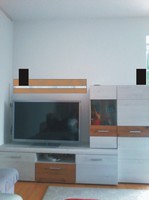 Wohnwand_Fernseher_mit 2 Boxen